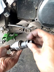 1M views · 11K reactions | Cara mengganti bosh arm atau mounting untuk motor matic yamaha cara membuka atau menggantinya sama menggunakan alat yg ada di vidiolebihmudah dan praktis #bengkelmotor#otomotip #tutorial | Belajar Mekanik Dari NOL | Facebook