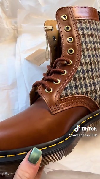 Unboxing Harris Tweed Dr. Martens Boots