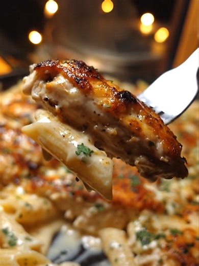 🍗Creamy Garlic Chicken Pasta 🤤✨ ⏱️ Total Time: 30 minutes Prep: 10 minutes Cook: 20 minutes Ingredients: 2 chicken breasts (sliced) 1½ cups penne pasta (cooked) 1 cup heavy cream ¾ cup shredded mozzarella ¼ cup parmesan 3 cloves garlic (minced) Salt, pepper, paprika Butter olive oil Parsley for topping 🌿 How to Make It: 1️⃣ Season chicken with salt, pepper paprika. 2️⃣ Heat butter & oil in a pan — sear chicken until golden. Remove & set aside. 3️⃣ In the same pan, add garlic → cook 1 min. 4️⃣