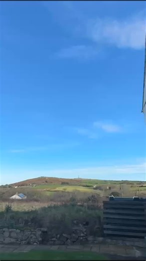 🌿 Carnarthen Villas 🌿 Looking for a dreamy Cornish escape? This gorgeous 2-bed character cottage is tucked away in a quiet rural setting and comes packed with charm AND modern upgrades… all for £220,000 😍✨ 🔥 Cosy lounge with multi-fuel burner 🌞 Owned solar panels 9.5kwh battery 🌄 Beautiful countryside views 🌿 Private garden conservatory 🧺 Handy utility area 📍 Tranquil rural spot surrounded by rolling landscapes Perfect for first-time buyers, downsizers or anyone craving that peaceful Co