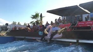 12K views · 110 reactions | Das perfekte Duo auf der perfekten Welle  Ihr habt abgestimmt, dass sich unser Center Manager mit dem Flamingo in die Multiplex CityWave schmeißt. Er hatte wirklich Spaß, der Flamingo.  | Westfield Shopping City Süd | Facebook