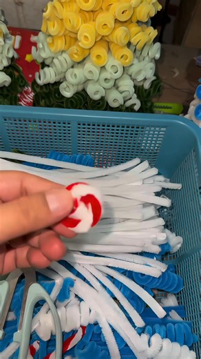 Basic tutorial how to make candy cane and lolipop for christmas tree decor❤️ #FuzzyWireDIY #ChristmasCrafts #CandyCaneDIY #LollipopDIY #HolidayDecor #CuteChristmasIdeas #DIYForBeginners #CreativeDIY #FuzzyWireArt #ChristmasDecoration #DIYChristmasGift #ChristmasInspo #CraftyChristmas #Christmas2025 #HandmadeDecor | Craft Corner