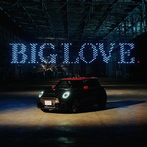 MINI John Cooper Worksが走る舞台は、ドローンが作り出す、 変幻自在・予測不可能な超難コース。スリルあふれる前代未聞のパフォーマンステストを目撃せよ。 | MINI