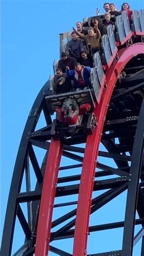 It’s Wildcat’s Revenge time in 3…2…1! 🐈‍⬛ 🍫#hersheypark #rollercoaster #amusementpark #themepark