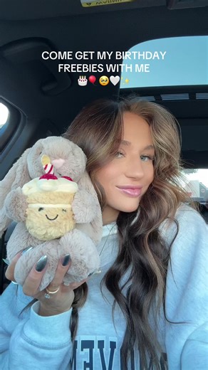 come get alllll my birthday freebies with me🎂🙈🎈✨ #birthdaygirl #birthday #birthdayfreebies #birthdayhaul #comewithme