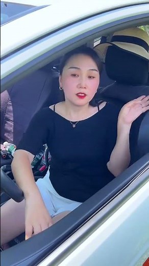 The Female Driver Recreated The Classic Single-Sided Bridge Passing Technique On A Narrow Road.