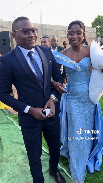 “Eu encontrei aquele a quem a minha alma ama.” — Cânticos 3:4 E no meio de tantos caminhos, Deus colocou o seu (@Nhapulo Cleiton Butelane_ NCB )no meu. Hoje o meu coração sabe que não é acaso, não é sorte… É propósito. É promessa cumprida. É amor que acalma, que escolhe, que fica. 💙✨💍 #fy #love #noivos