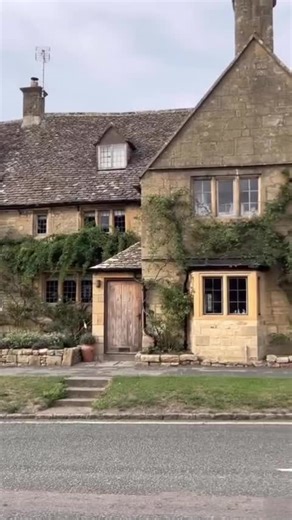 ✨Broadway✨ Welcome to Broadway in Worcestershire, North Cotswolds. The prettiest village surrounded by the most stunning countryside. 🎥This footage was beautifully captured by Evelyne, @miss_evycookies ✨ 📌 Save for your travels ➡️ Follow Visit The Cotswolds for everything Cotswolds . . . #visitthecotswolds #cotswolds #thecotswolds #cotswold #cotswoldlife #cotswoldvillage #broadway #broadwayvillage #broadwayuk #village #cotswoldschurches #villagehouse #cotswoldbloggers #travel #uktravel #leisur