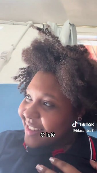 Semana passada, no dia 20/11, comemoramos o Dia da Consciência Negra. Li com meus pequenos o livro “O cabelo de Lelê” — uma leitura linda, divertida e cheia de sentido. 💛✨ Foi especial ver como eles foram entendendo cada detalhe sobre se reconhecer e valorizar as diferenças. E depois de uma semana, ouvi a frase que fez meu coração bater mais quentinho: “Tia Bia, seu cabelo é igual ao da Lelê!” Naquele momento, eu não sabia explicar minha alegria, pois eles guardaram a história e me reconheceram