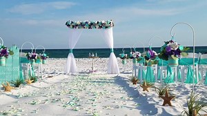It was a perfect evening for Amy & Jesse's barefoot wedding on beautiful Okaloosa Island ❤👣 | Barefoot Weddings®