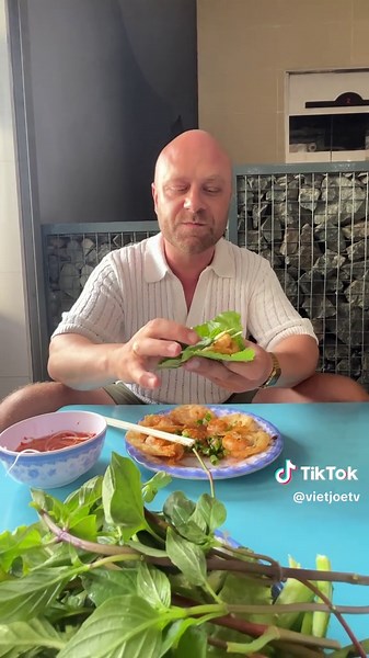 Bánh Khọt – Giòn Rụm, Thơm Ngậy, Chuẩn Vũng Tàu 🦐✨ Bánh khọt is the kind of street food that hooks you from the first bite. Crispy on the outside, soft inside, with a juicy shrimp sitting on top — all dipped in fish sauce and wrapped with herbs and lettuce. Every piece is a mix of crunch, creaminess, and freshness. Tiny, addictive, and impossible to stop eating. #banhkhot #vungtaufood #vietnamesefood #streetfoodvietnam #vietjoetv