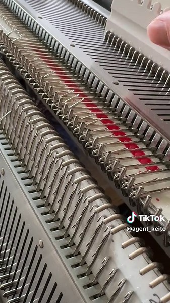 古いカシミヤニットからのアップサイクルポロ