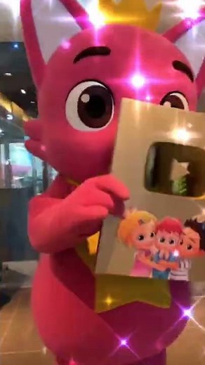 축🥳100만 구독자! 베베핀 영문 유튜브 채널🌟 골드 버튼 획득💗 핑크퐁 아기상어가 축하해~! ‪@Bebefinn‬ #shorts