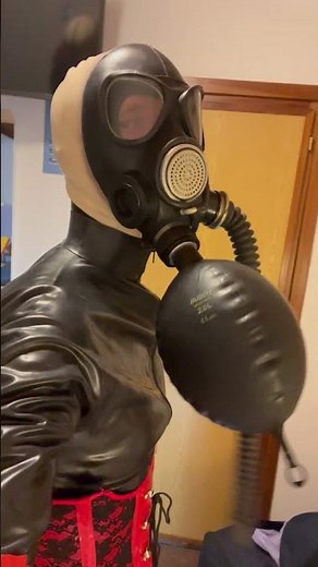 Latex, corset and gamask: the perfect tris #latex #corset #gasmask #rubber #latexfashion