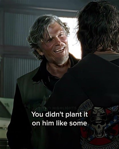 Joe Helps Daryl 😬 [4K] • The Walking Dead S4 E15 • #Shorts