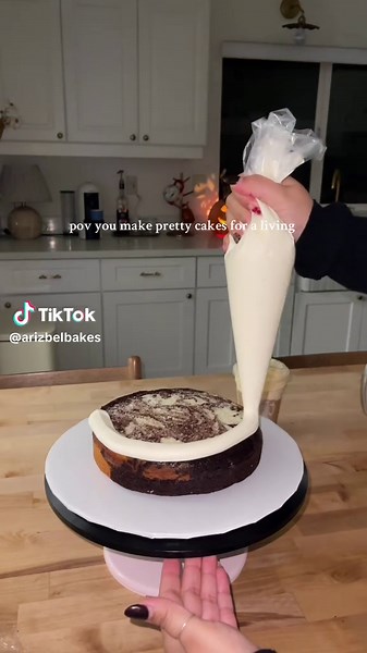 Pretty Cake Decorating Tips for Vintage Designs