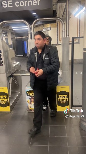 😂😂 | man on subway in new york