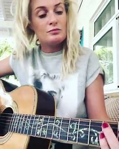 264K views · 5.8K reactions | Dit is voor alle meiden op de hele wereld ❤️ Onzeker zijn is niet gek en niet stom. Ik ben het ook nog wel eens, maar denk steeds vaker FFFFuck it. Vandaar deze theatertour. Ik wil jullie meenemen in mijn gedachten en de wereld hoe ik het heb meegemaakt de laatste jaren. Zal ik deze dan ook maar spelen? Ps het waait een beetje hier  ❗️Kaarten te koop via www.missmontreal.nl/theatertour ❗️ | Miss Montreal | Facebook