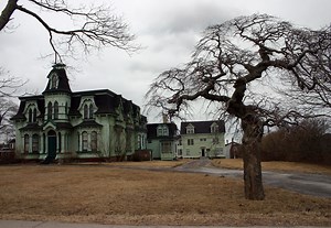 We Can't Stop Thinking About These Houses With Really Creepy Backstories