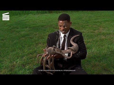 When an alien gives birth to a squid | Men In Black | Binge Comedy