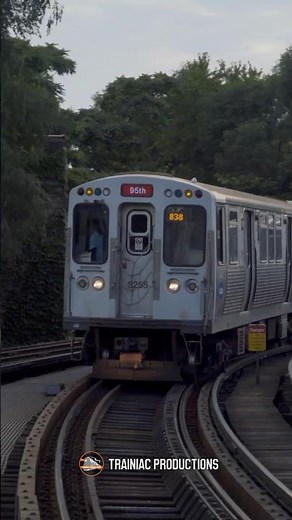 CTA Red Line Train Arriving at Sheridan Station in Chicago's Lakeview Neighborhood! #chicago