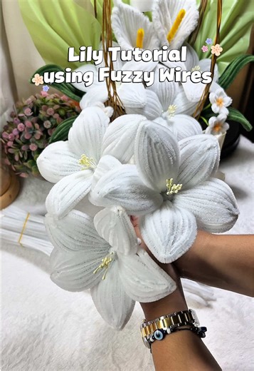 Detailed Tutorial on Creating Lily Flowers with Fuzzy Wire