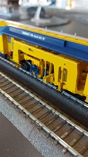 Exploring Gleisstopfmaschine Unimat 09-4x4/4S E Marklin Art 39935 at Marklin.gr