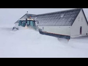 Fendt Vario 714 Snowplowing