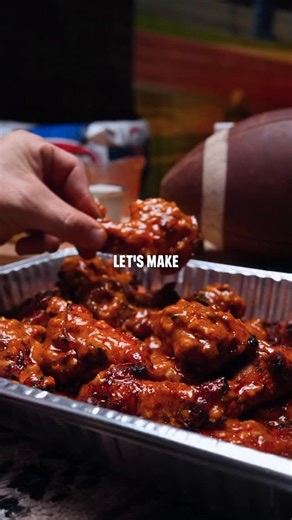 Spicy garlic chicken wing sauce is the perfect pairing for game day! 🧄🌶️ Recipe: -Melt 2 sticks of unsalted butter over medium-low heat. -Add six cloves of chopped garlic and sauté. -Stir in 1 cup hot sauce, 4 tsp red pepper flakes, 1 tsp worcestershire sauce and simmer for around 5 minutes to combine everything. -Pour over chicken wings and enjoy! #chickenwings #buffalowings #wingsauce | Kingsford