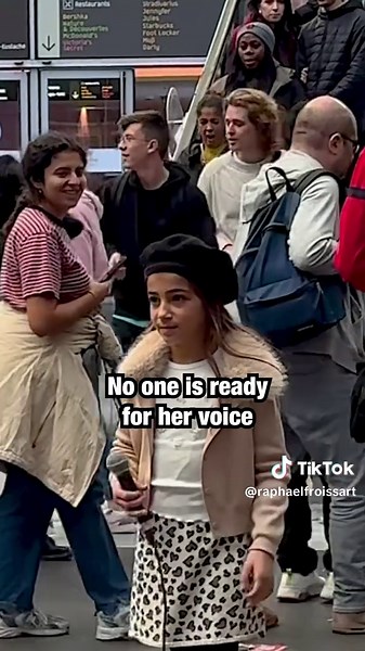 9 years old girl shocks everyone when she sings 😳 🎤@salomee_thevoicekids10 🎻@Charles Gaugué #clarinet (happened in @Westfield forum des halles)