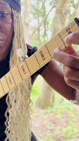 Banjo Lesson: Mastering Clawhammer Technique