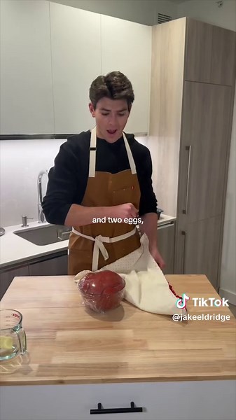 Full recipe will be posted on my substack tonight :) 🧑🏻‍🍳 #cinnamonrolls #redvelvetcinnamonrolls #holidaybaking #baking #series