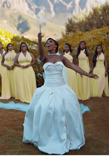 moonlight💕 Bride: @ehinome Content Creator: @durrode Planner: @phoriahevents Bridal stylist: @dahmola Makeup: @ariyike_mua Hair: @adefunkeee Bride wedding dress: @mazellebridal Reception dress: @mazellebridal After party dress: @anncranberry Bride jewlery: @fabjewels_official Groom outfits: @tinathan_official Groom shoes: @ferragamo #fyp #explore #trending