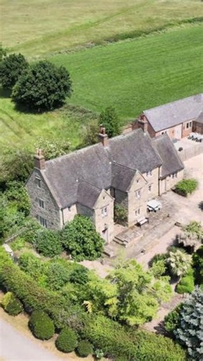 Nestled in the heart of Derbyshire, Wildersley Farm and Cottages offers three beautiful stone-built properties, ideal for group getaways. 📍Belper, Peak District & Derbyshire Dales 🛌 Sleeps 25 in total ⭐Hot tubs at all three properties The Farm House at Wildersley Farm 👉 https://ow.ly/KKpl50UXIgO | Sykes Holiday Cottages