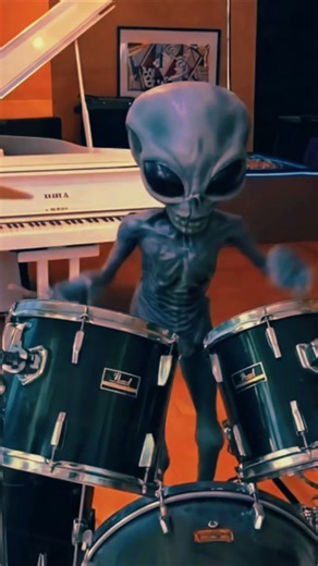 Alien Tries Drums for the First Time… and Plays Like a Natural #producerjamielewis