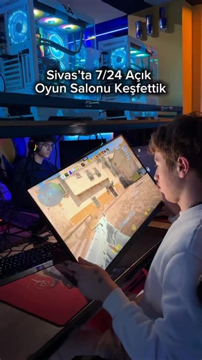 Sivas’ta Ne Var on Instagram: "Sivas’ta saatin nasıl geçtiğini anlamayacağınız efsane bir ESPOR merkezi keşfettik. | Tanıtım Burası @sunriseespor.sivas 🎮 Dünyanın en iyi oyun işlemcileri ve 540 Hz oyuncu monitörleri burada. ⏰ 7/24 açık, kapıları asla kapanmıyor. 🖥️ Monitörleri sağa–sola, yukarı–aşağı… her yöne hareket ettirebiliyorsunuz. 📏 Kişi başı 1 metre 30 cm genişliğinde devasa oyun masaları bulunuyor. 🖱️ Dönen ekranlar + piyasanın en iyi oyuncu bilgisayarları bulunuyor. ⚡ Valorant’ta 1