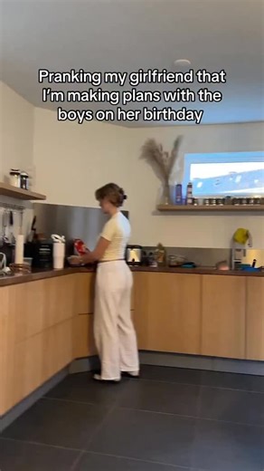 Arwin de Kam & Clara tüschenbönner on Instagram: "that wasn’t very hard now was it 😂 Follow for more ❤️ #girlfriendreaction #girlfriendhack #couplecomedy #girlfriendsbelike #couplegoals"