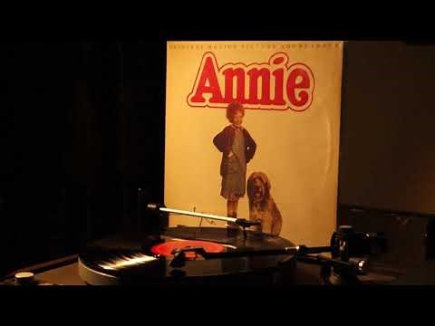 Carol Burnett, Tim Curry & Bernadette Peters – Easy Street (Annie) (1982)