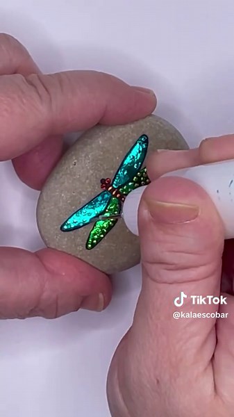 If you are looking for a unique, crafty Christmas gift, I just added a new Dragonfly Foil Kit to my website. All kits qualify for free shipping, so grab yours before they are gone! 📦🌈💌🎨✨ Follow the link in my profile or go to https://kalaescobar.design This kit contains: 🔹 15 colors of foil 🔹 3 smooth rocks (one with a pre-painted dragonfly) 🔹 2 bottles of glue (thick and thin) 🔹 1 bottle of Liquitex gloss varnish 🔹 1 bottle of black acrylic paint 🔹 5 fine-tip applicators 🔹 2 disposab