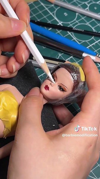 Transformación de Barbie: Maquillaje y Manualidades