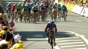 ⏪ Back to the future! 13 years ago a young sprinter named Mark Cavendish claimed his first stage win on the Tour de France in Châteauroux, perfectly launched by his Team Columbia teammates. ⏪ Retour 13 ans en arrière ! Un jeune sprinteur nommé Mark Cavendish parfaitement lancé par ses coéquipiers du Team Columbia remportait à Chateauroux sa première victoire d'étape sur le Tour. #TDF2021 | Le Tour de France