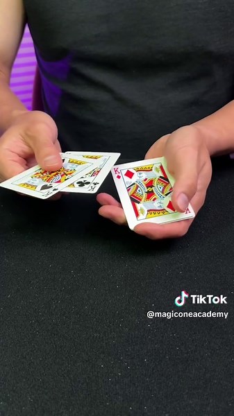 📌 Save this and try it later Place 4 Aces and 4 Kings in two separate rows. Switch just one Ace with one King. Then watch — the rest of the cards change places too. Magic anyone can do Daily uploads (24/6/18~) 👉 Follow and learn more magic! #LearnMagic #MagicTutorial #PartyMagic #SocialMagic #dailymagic #cardmagic #coinmagic