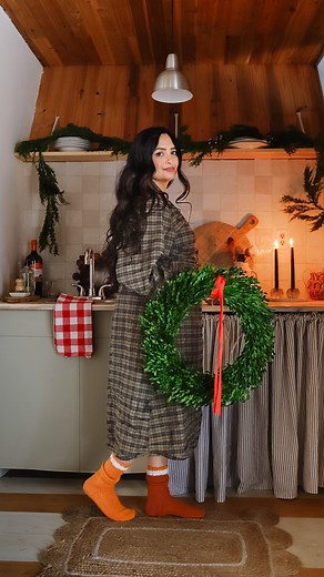 Before you even think about decorating or hosting, declutter. Small homes don’t have the luxury of hiding the excess, every shelf, drawer, and bin matters. If you’re feeling like your space is closing in on you, it’s not because you’re bad at organizing. It’s because you’re organizing too much stuff. Start with these five areas before the holidays hit: 1️⃣ Seasonal decor you don’t actually love. If you unpack the same bin every year and only use half of it, it’s time to simplify. Keep what feels