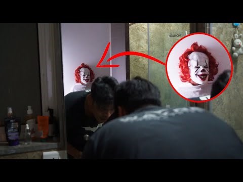 i found KILLER CLOWN in my BATHROOM (McDonald's Horror Game)