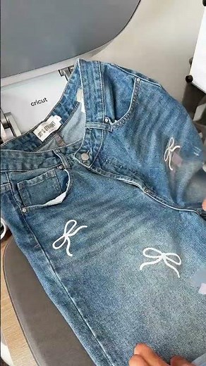 Give your old jeans a glow-up! 👖🎀