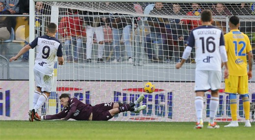 Frosinone-Lecce finisce 1 a 1: Krstovic su rigore (con l'aiuto di Cerofolini) risponde a Cheddira