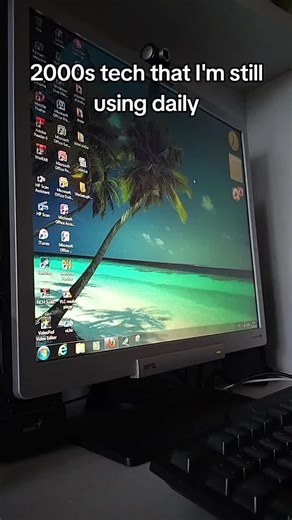 yes, I'm maining button phone for several months now and it's nice! everyone should do that. #2000s #y2k #oldtech